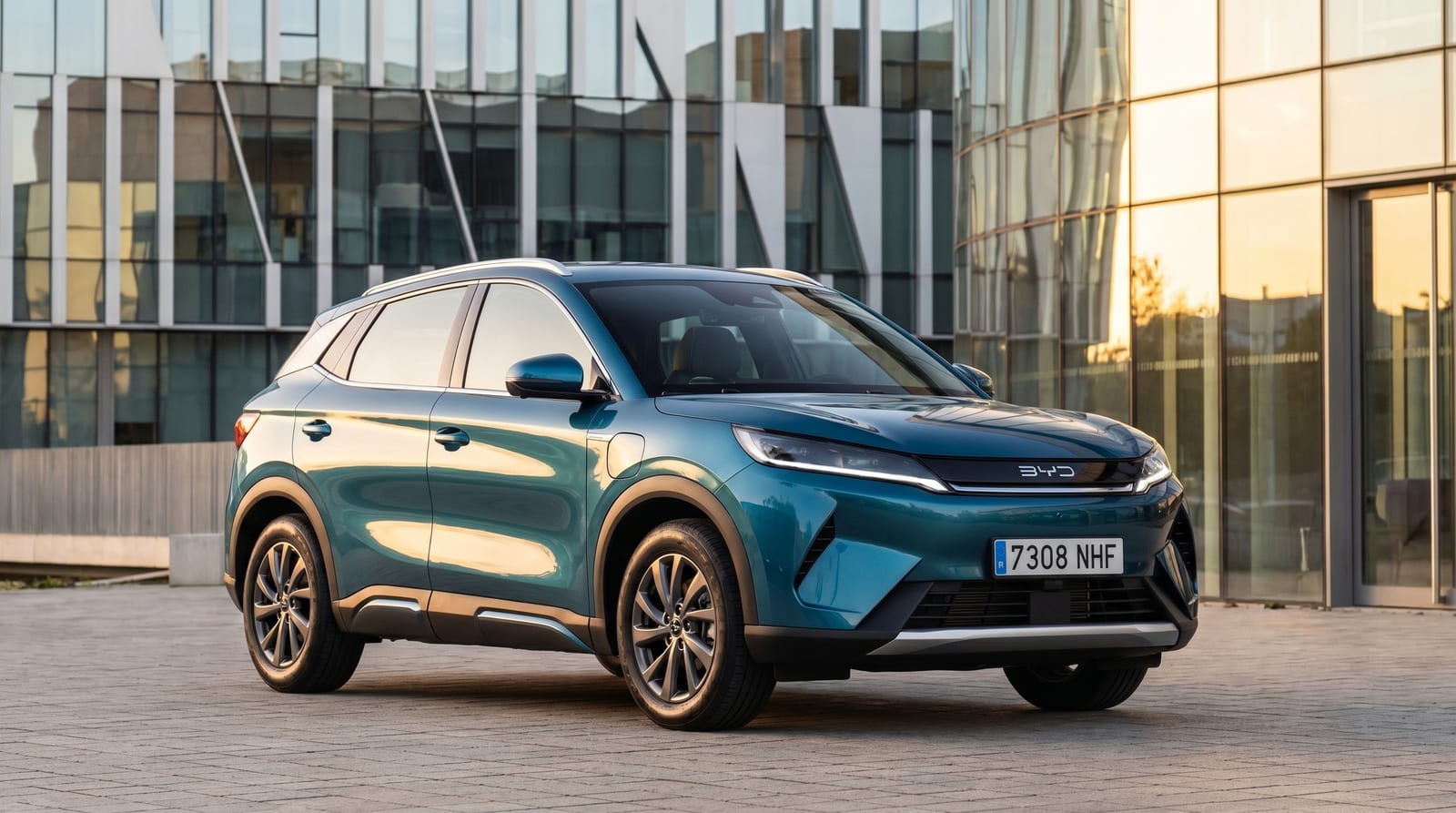 BYD Atto 2, SUV electric compact, văzut din față trei sferturi pe o stradă