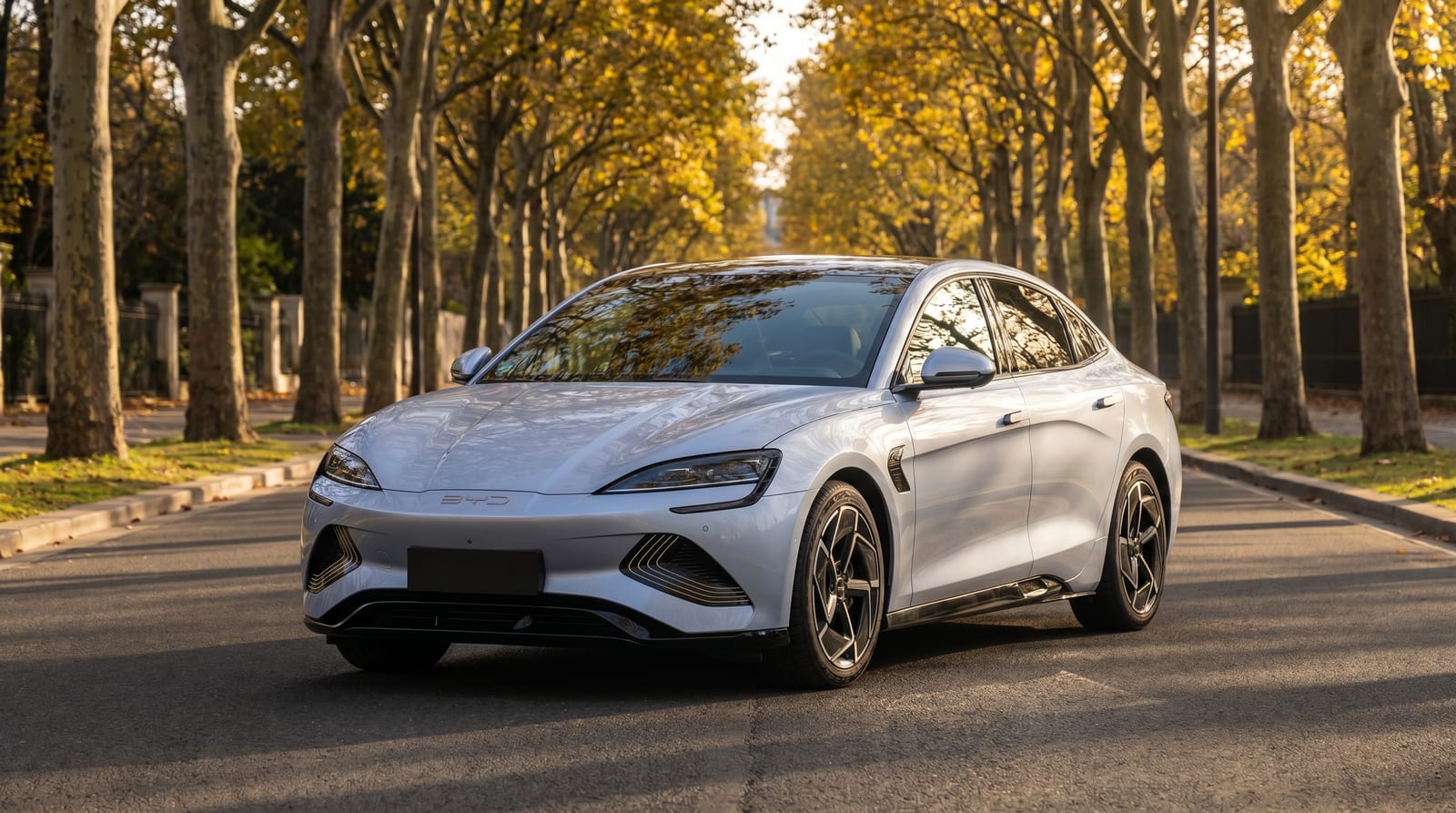 BYD Seal, sedan electric premium, văzut din față trei sferturi pe o stradă