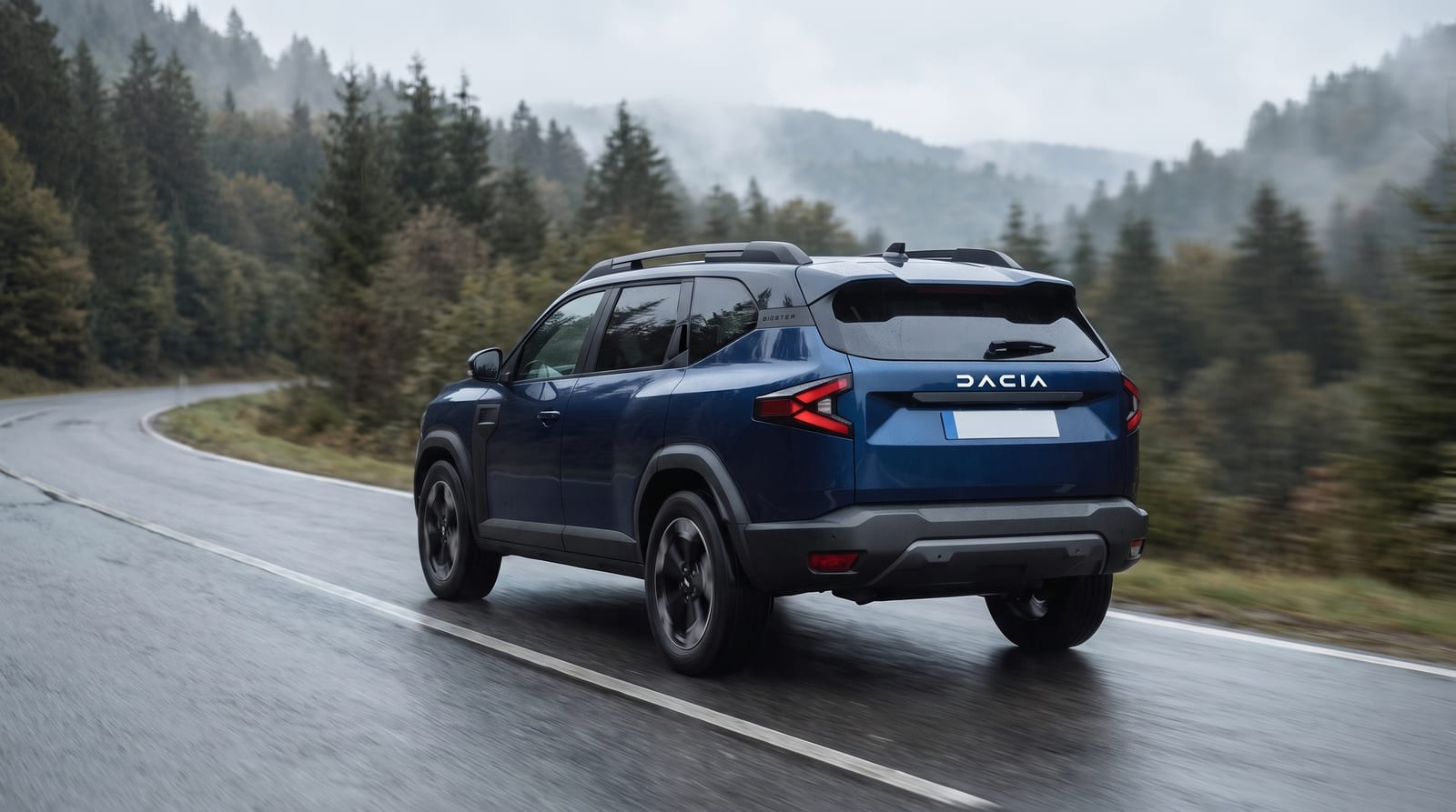 Dacia Bigster albastru, văzut din spate trei sferturi, pe un drum ud de munte în România