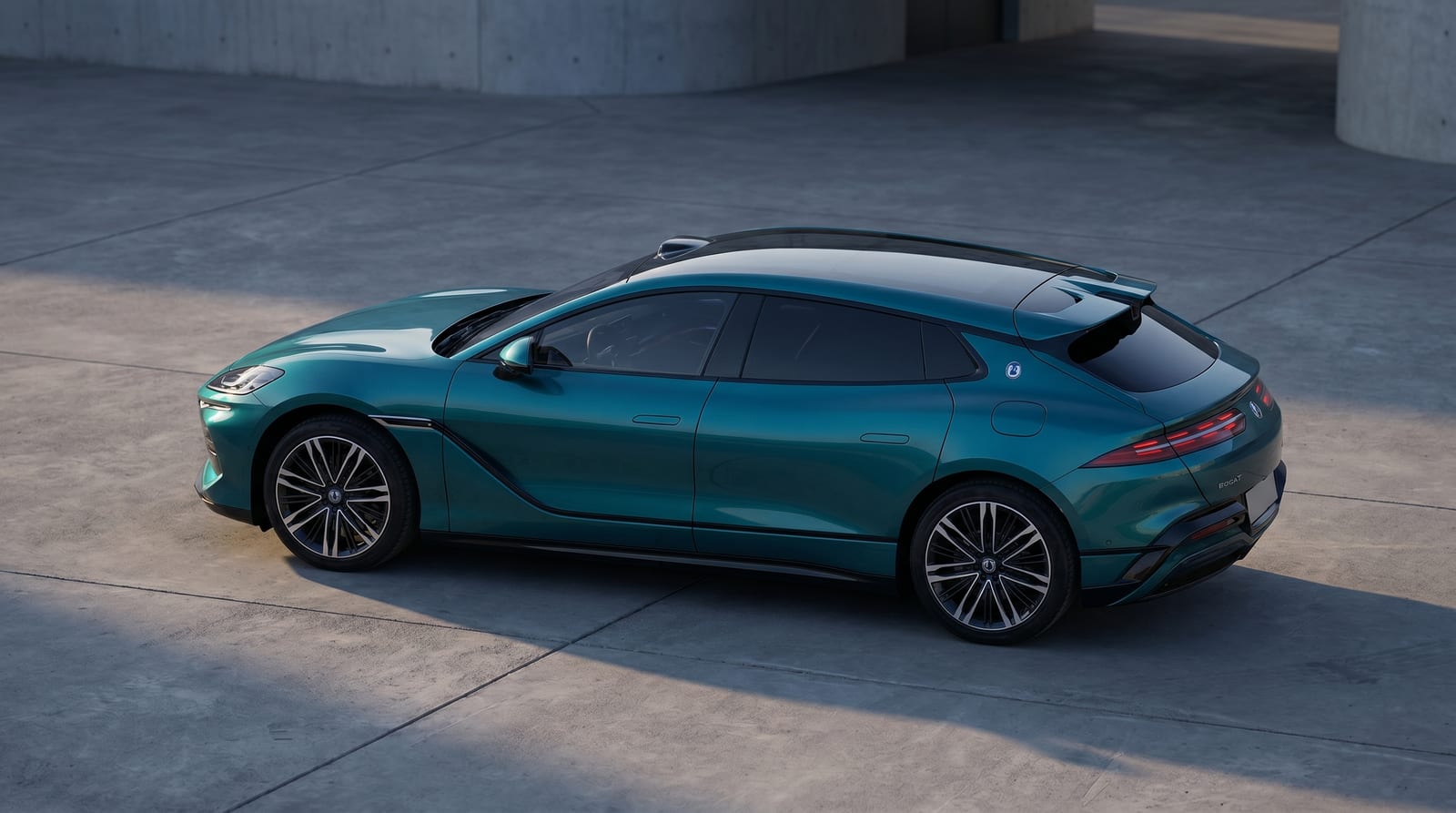Denza Z9 GT, shooting brake electric turcoaz, văzut de sus, din spate-lateral, pe o esplanadă de beton în lumină rece