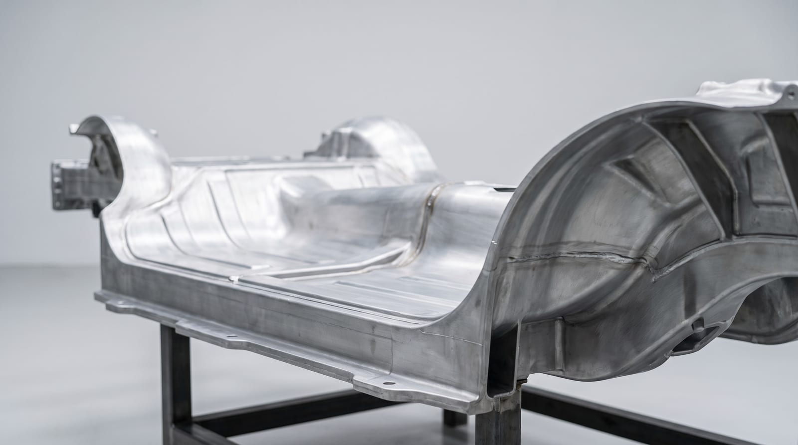 Piesă mare de aluminiu turnat pentru caroserie auto într-o turnătorie industrială, lumină rece