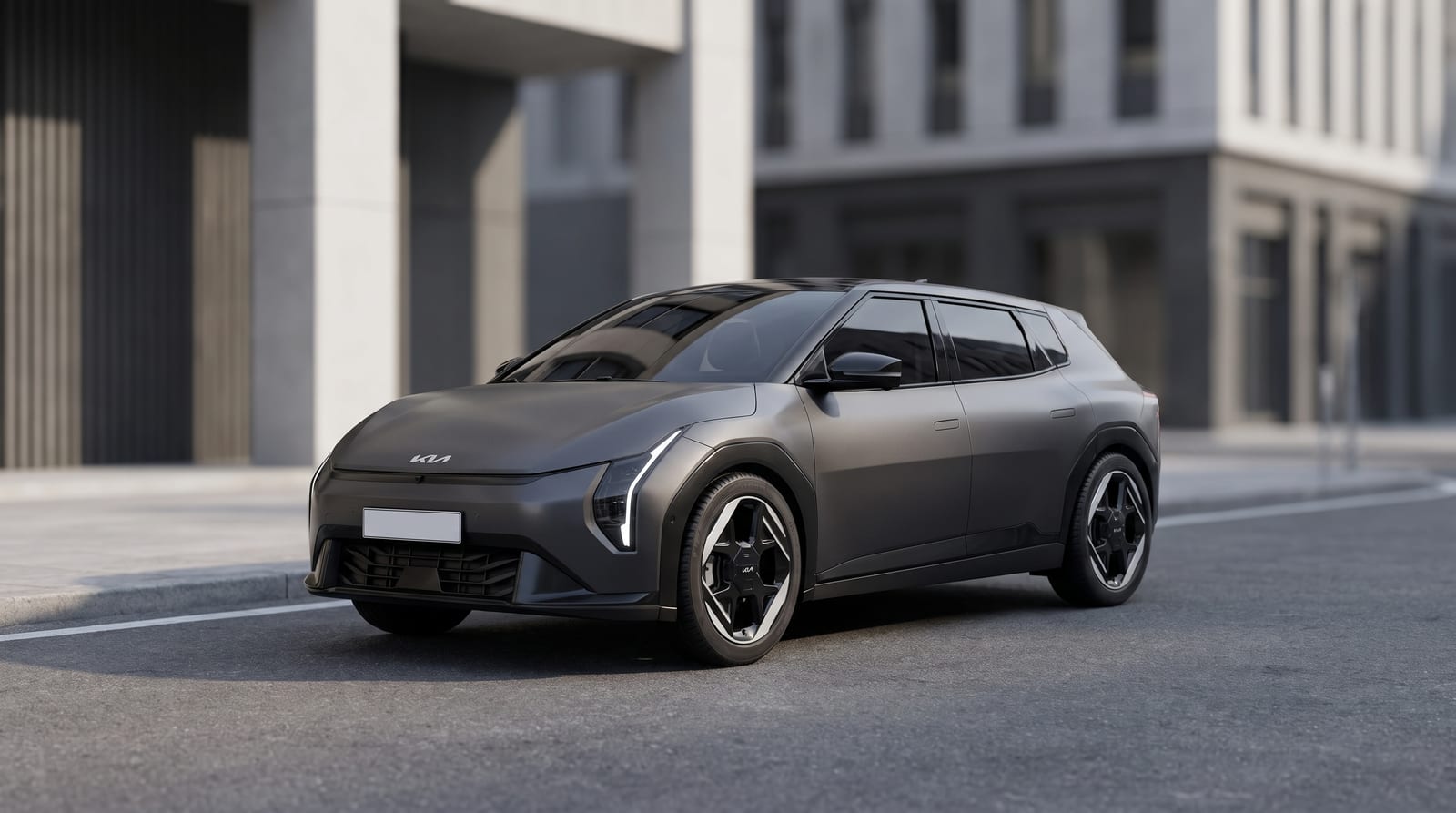 Hatchback electric Kia EV4 văzut din trei sferturi față, pe o stradă urbană, lumină de zi