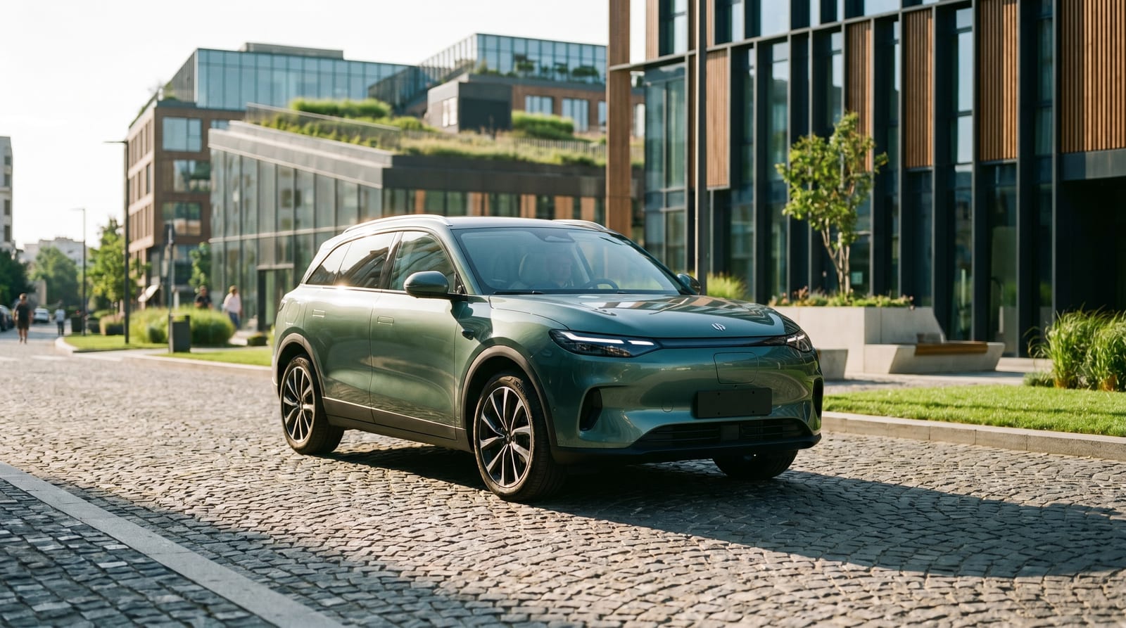 SUV compact Leapmotor B10 parcat într-o piață urbană modernă pe timpul nopții, sub lumina neoanelor