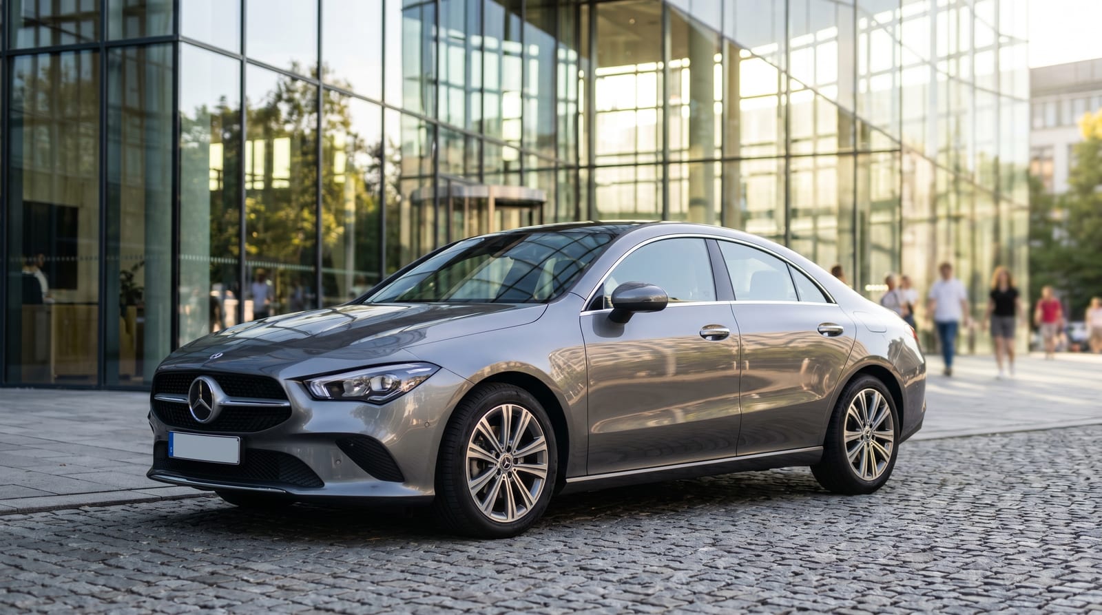 Mercedes-Benz CLA EV electric în nuanță metalizată premium, parcat în fața unei clădiri de sticlă moderne din București