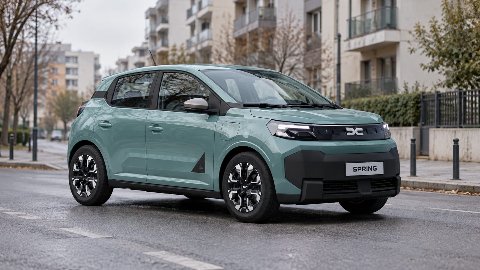 Noua Dacia Spring verde, văzută din față și lateral pe o stradă urbană, imagine ilustrativă generată cu AI