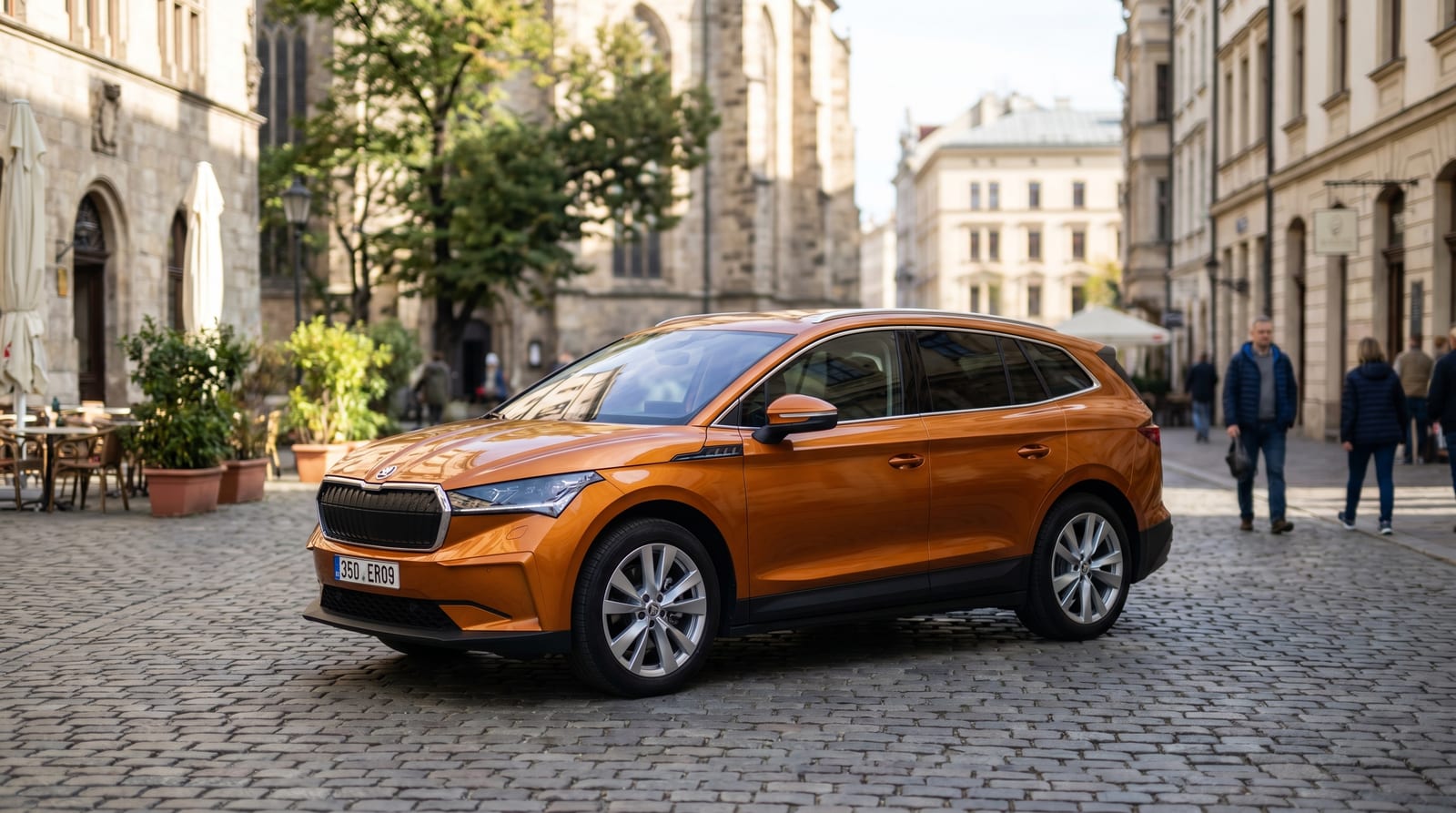 SUV electric compact Skoda Elroq parcat într-o piață urbană pavată, în lumină naturală