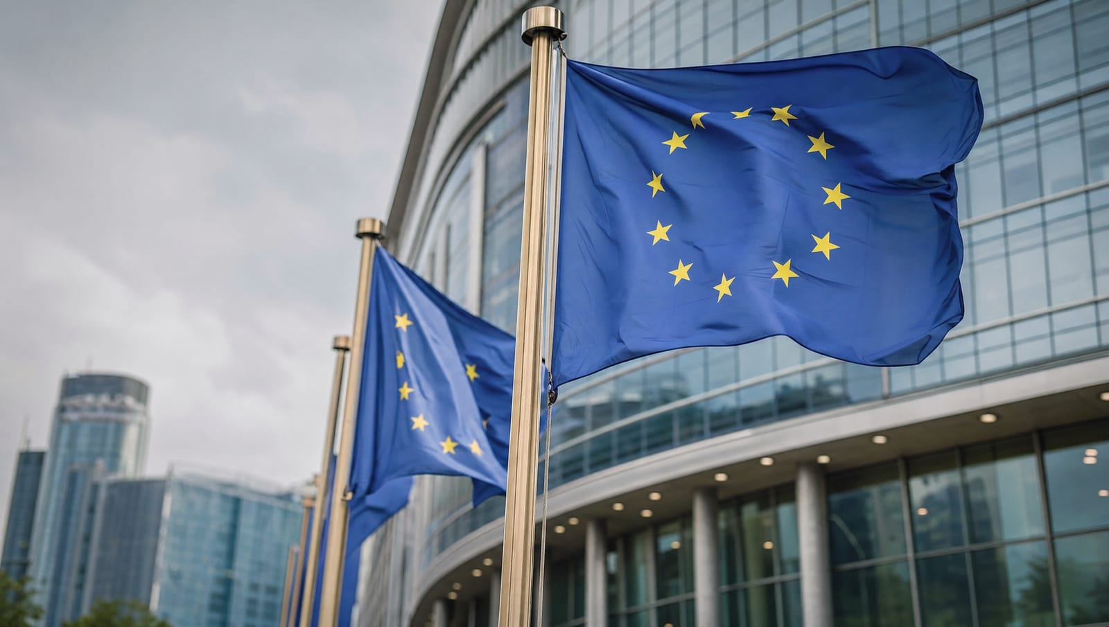 Steaguri ale Uniunii Europene fluturând în fața unei clădiri instituționale moderne, sub cer acoperit