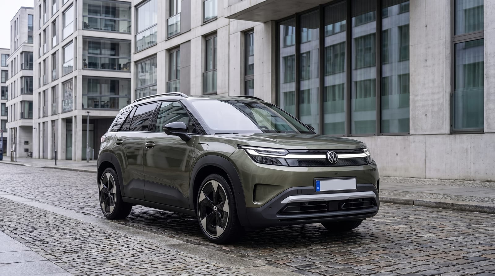 SUV electric compact văzut din trei sferturi față, parcat pe o stradă europeană, în lumină neutră de zi