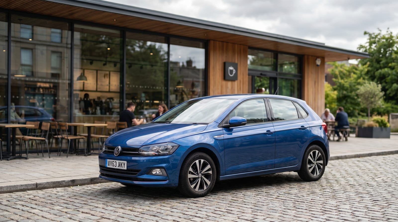 Volkswagen ID. Polo electric de culoare albastră, parcat în fața unei cafenele moderne dintr-un oraș românesc