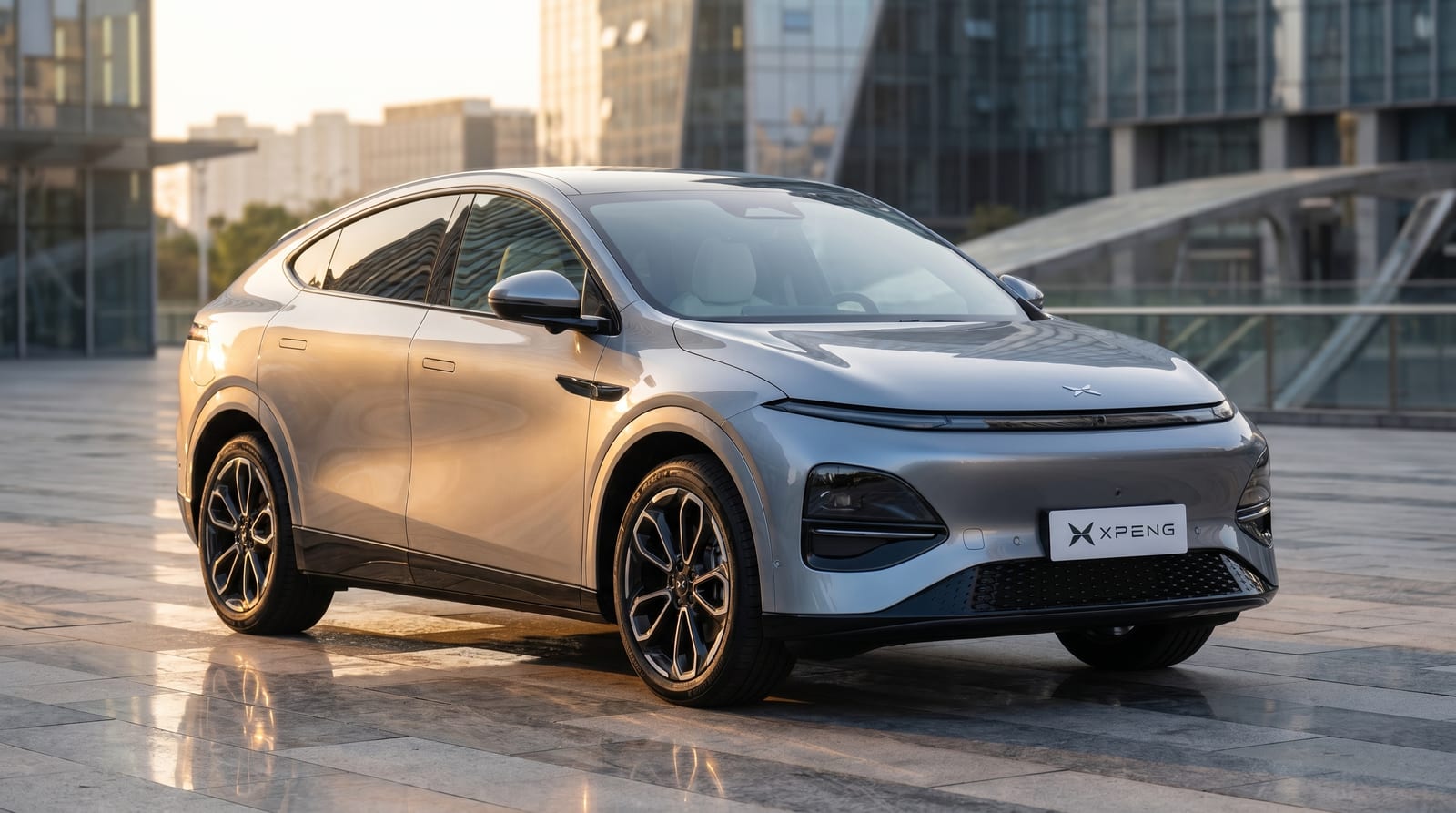 SUV-ul electric Xpeng G6 într-un decor urban modern, la intrarea brandului pe piața din România
